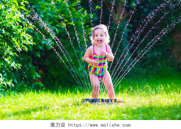 园艺里面一个小朋友在玩水